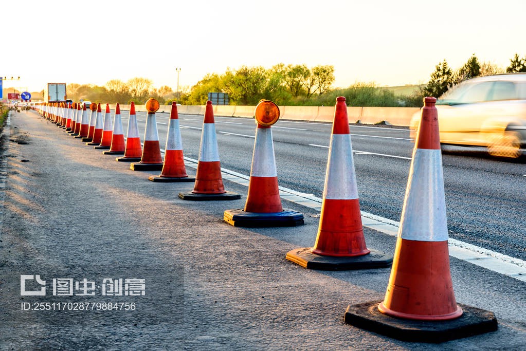暮色中的守護者 英國高速公路服務區道路工程錐體